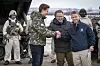 Kivilompolo Finland 20240309. Finlands forsvarsminister Antti Häkkänen, forsvarsminister Bjørn Arild Gram og den Svenske forsvarsministeren Pål Jonson på grensen mellom Finland, Norge og Sverige. For første gang i historien skal fienden i øvelsen, finske og svenske styrker, forsøke å 'invadere' Norge, når grenseovergangen ved Valtakunnanraja rett nord for Kivilompolo i Finland skal krysses. Samtidig prøver lokale heiemvernsstyrker å beseire de profesjonelle styrkene fra US Navy. Over 20 000 norske og allierte soldater fra 13 land skal trene sammen på å forsvare Norden. Soldatene kommer fra Belgia, Canada, Danmark, Finland, Frankrike, Italia, Nederland, Norge, Spania, Storbritannia, Sverige, Tyskland og USA. Den norske militærøvelsen Cold Response har lang historie og finner sted i Nord-Norge hvert annet år. På grunn av NATO-utvidelsen med Finland og straks Sverige, er øvelsen blitt utvidet til et Nordic Response.Foto: Heiko Junge / NTB